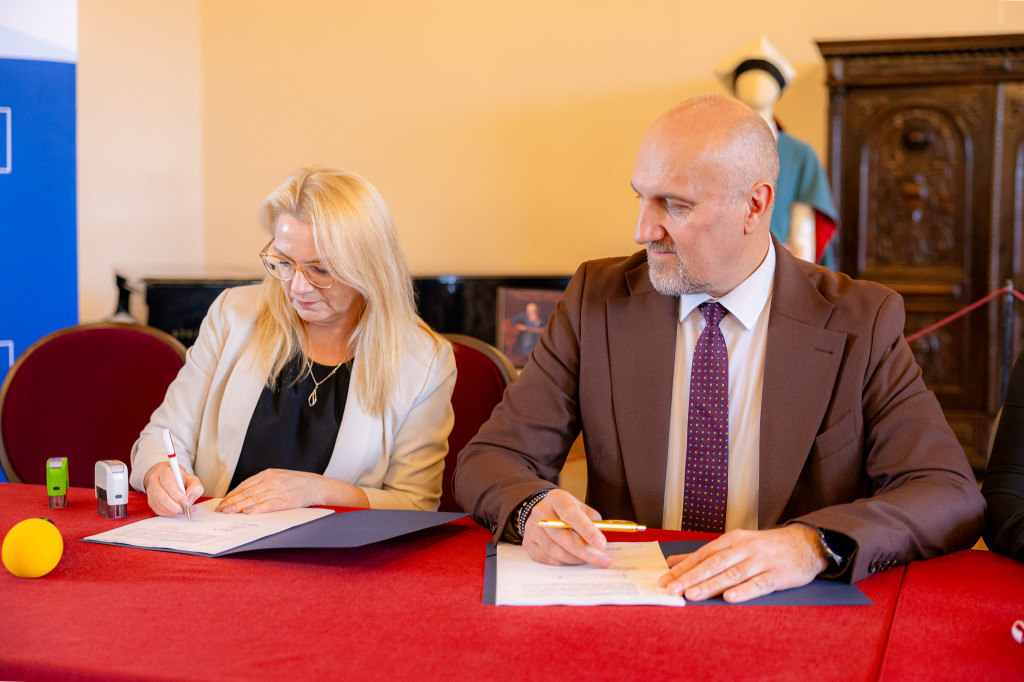 Podpisanie umów w Zamku Królewskim w Sandomierzu