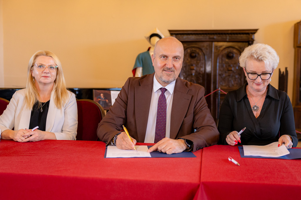 Podpisanie umów w Zamku Królewskim w Sandomierzu