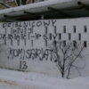 O usunięcie wulgarnego napisu walczyli dwaj mieszkańcy przez dwa miesiące. Po naszej interwencji wulgaryzmy zamalowano.