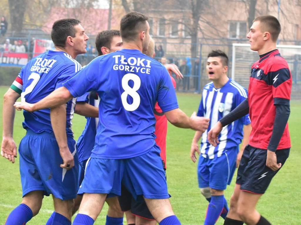 Gorące derby w okręgówce. Przepychanki na boisku [Zdjęcia!]