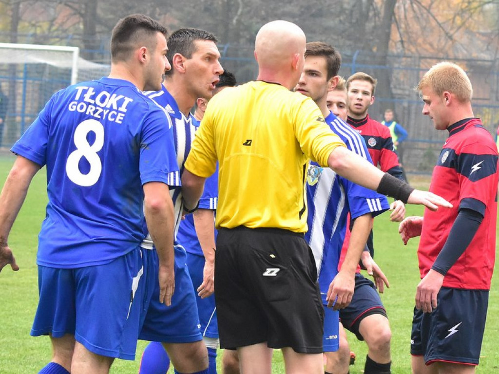 Gorące derby w okręgówce. Przepychanki na boisku [Zdjęcia!]