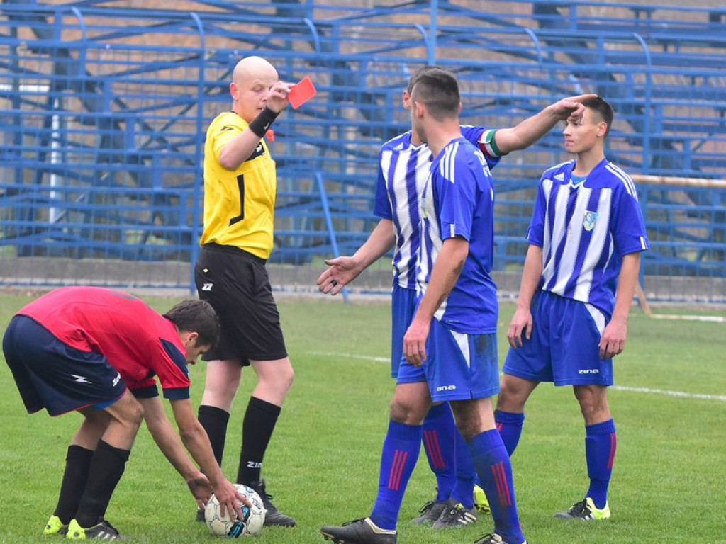 Gorące derby w okręgówce. Przepychanki na boisku [Zdjęcia!]