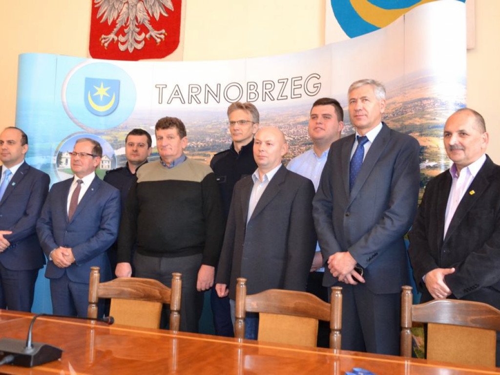 Pomogli policji. Trzech mieszkańców naszego regionu odebrało gratulacje od komendanta i przedstawicieli lokalnych władz [ZDJĘCIA!]