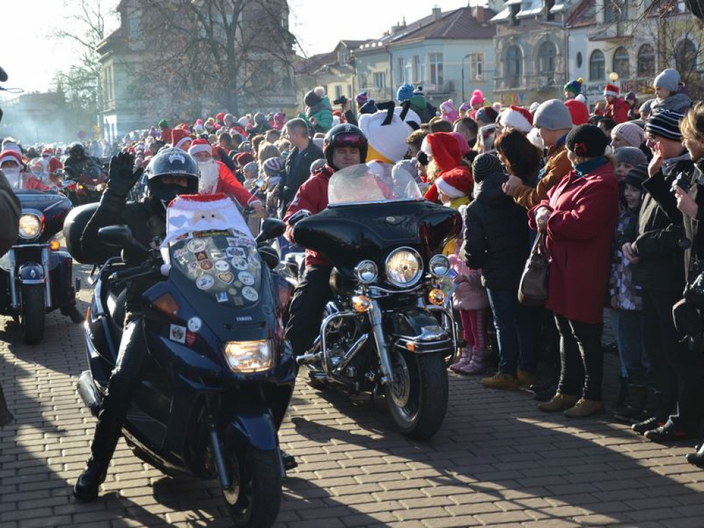 Prawie 400 Świętych Mikołajów przejechało ulicami Tarnobrzega [ZDJĘCIA!]