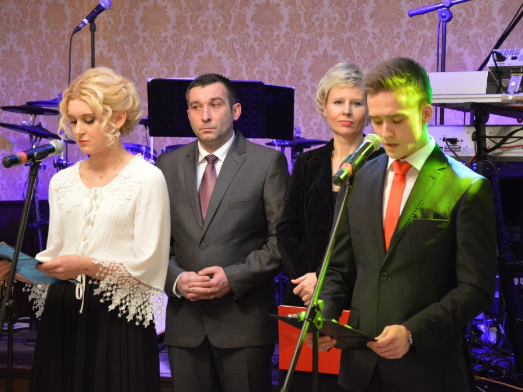 Studniówka Liceum Ogólnokształcącego im. Stefana Wyszyńskiego w Staszowie [ZDJĘCIA]