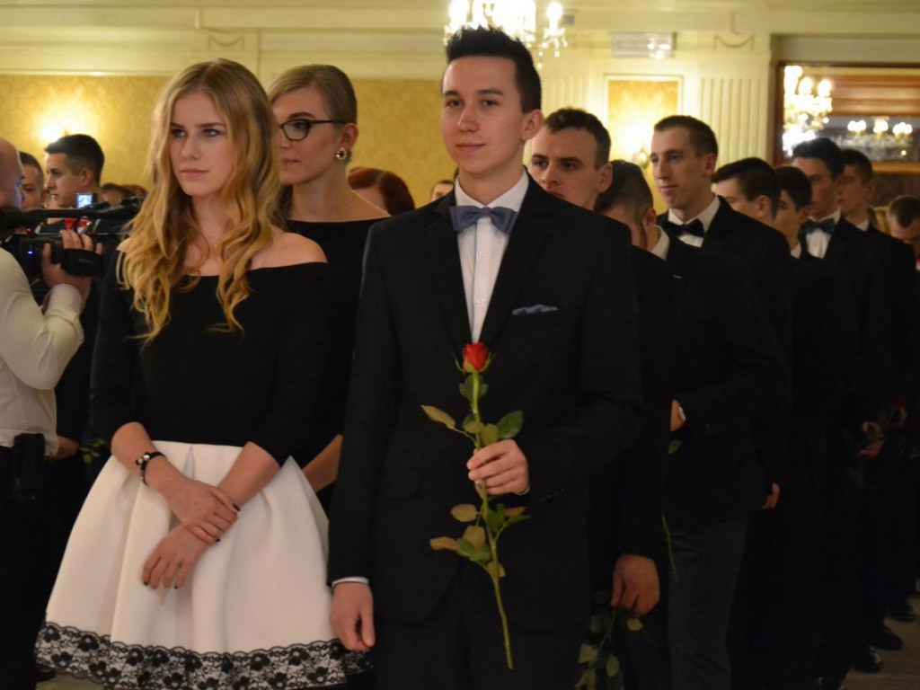 Studniówka Zespołu Szkół Ponadgimnazjalnych numer 1 w Tarnobrzegu. [Zdjęcia]