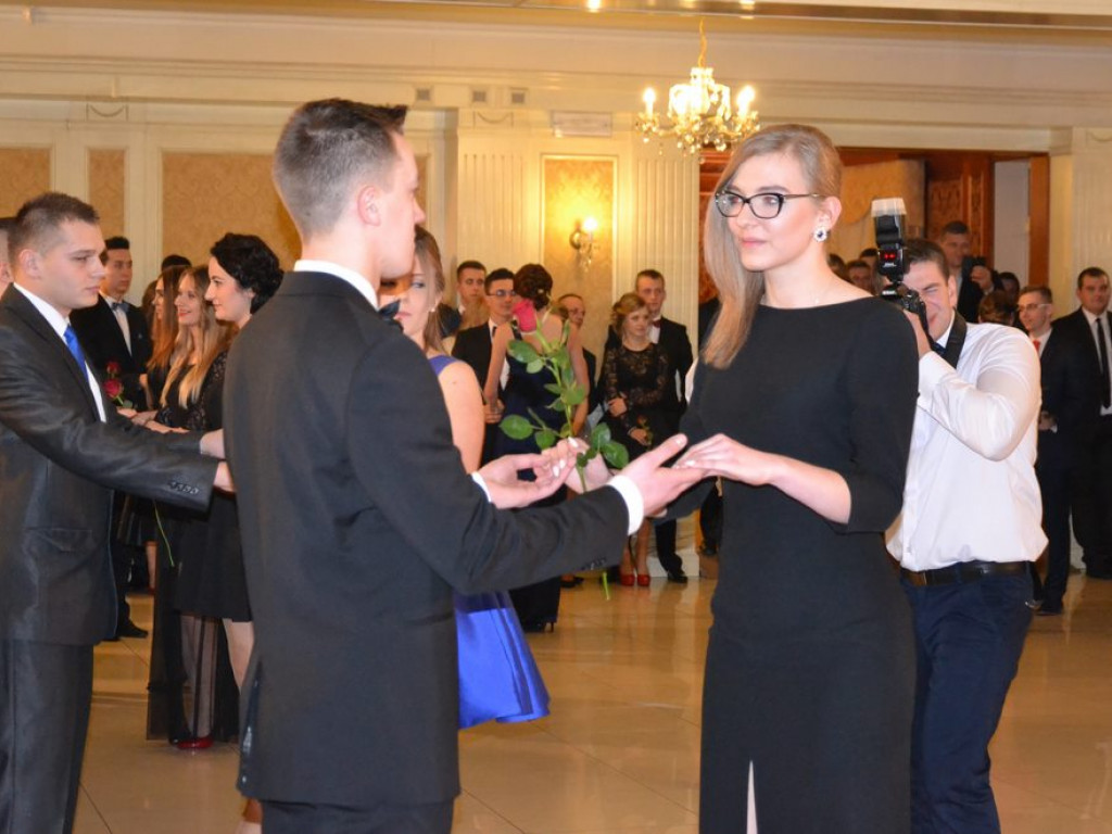 Studniówka Zespołu Szkół Ponadgimnazjalnych numer 1 w Tarnobrzegu. [Zdjęcia]