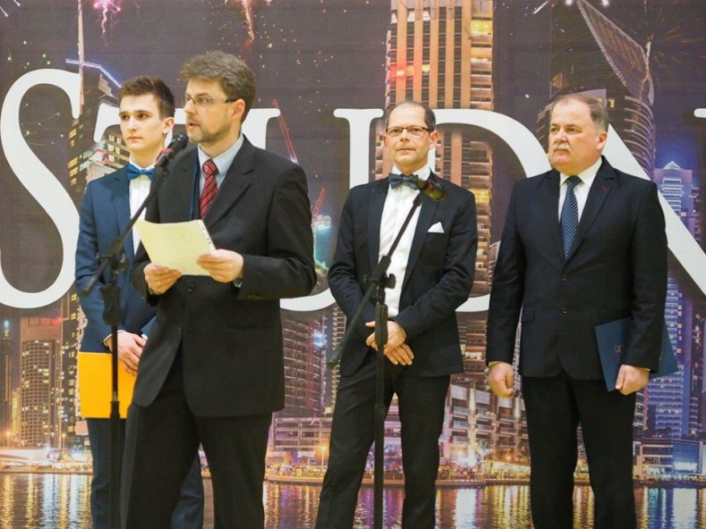 Bal na  prawie 300 par! Studniówka LO im KEN w Stalowej Woli [Zdjęcia]