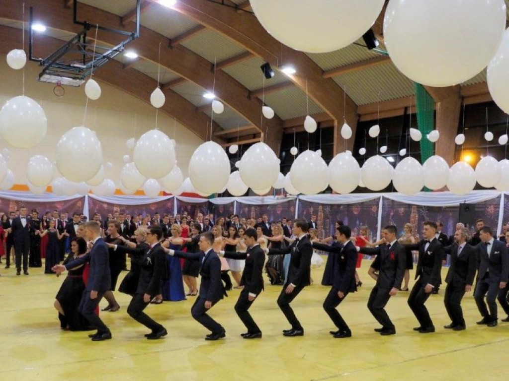 Bal na  prawie 300 par! Studniówka LO im KEN w Stalowej Woli [Zdjęcia]