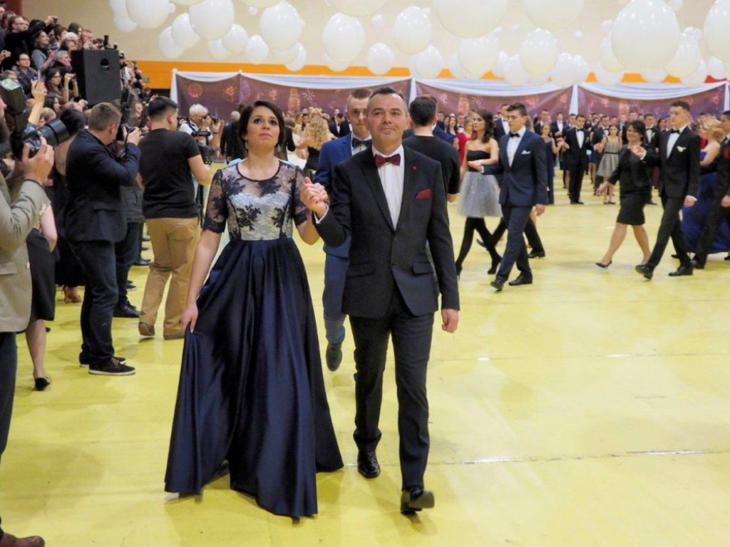 Bal na  prawie 300 par! Studniówka LO im KEN w Stalowej Woli [Zdjęcia]