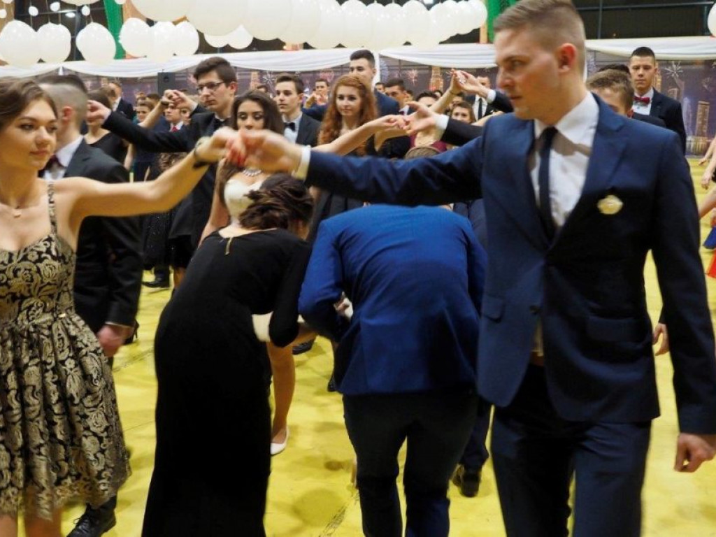 Bal na  prawie 300 par! Studniówka LO im KEN w Stalowej Woli [Zdjęcia]