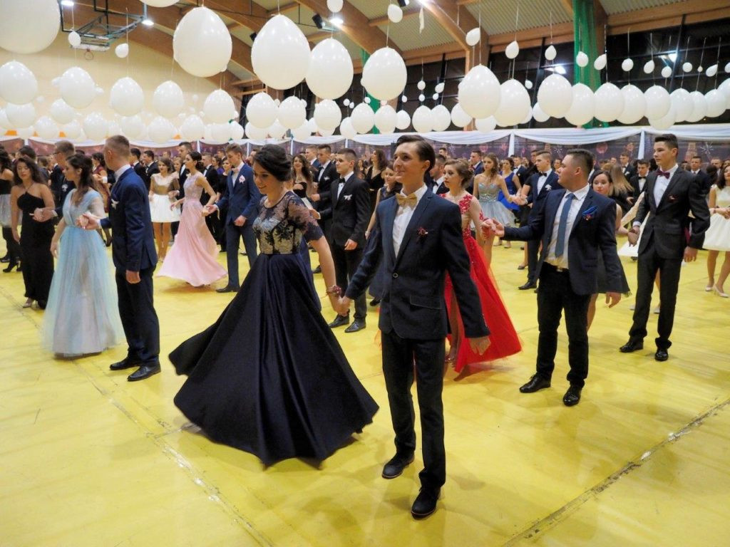 Bal na  prawie 300 par! Studniówka LO im KEN w Stalowej Woli [Zdjęcia]