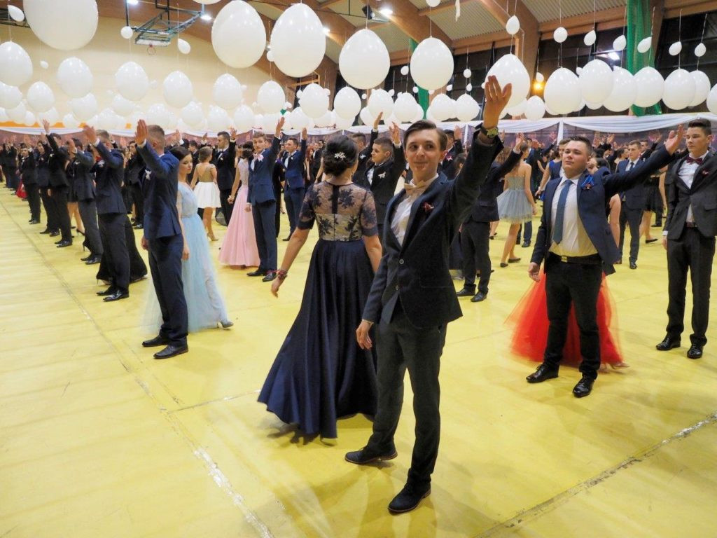 Bal na  prawie 300 par! Studniówka LO im KEN w Stalowej Woli [Zdjęcia]