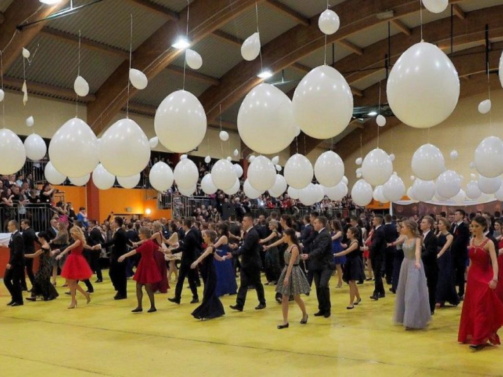 Bal na  prawie 300 par! Studniówka LO im KEN w Stalowej Woli [Zdjęcia]