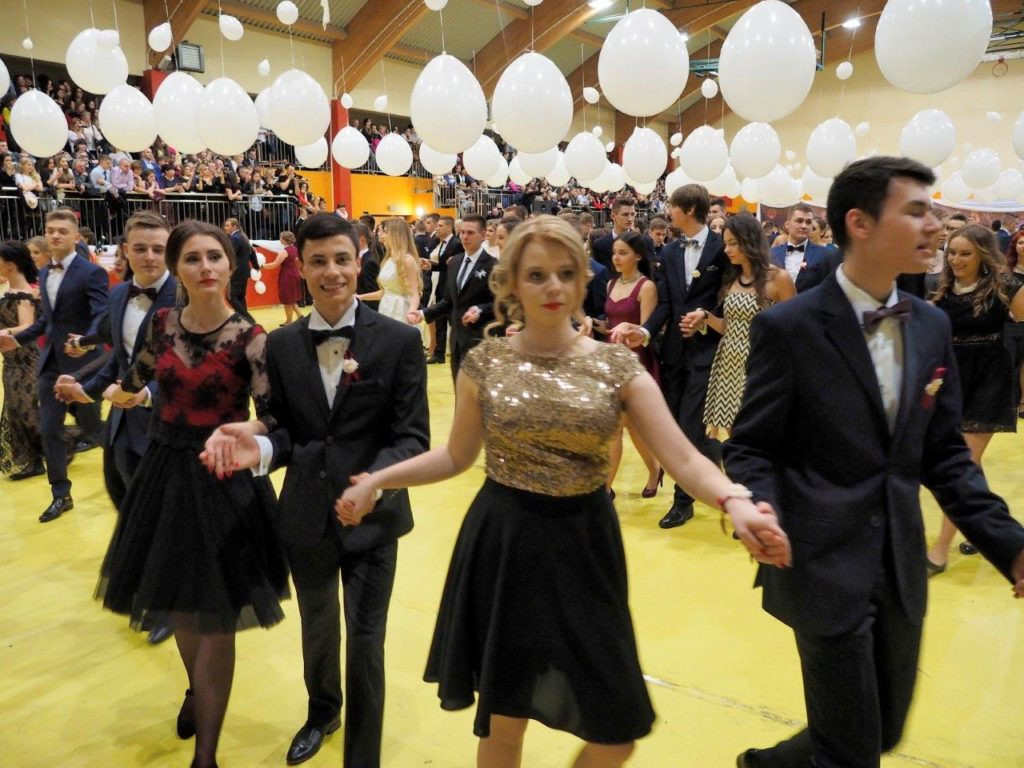 Bal na  prawie 300 par! Studniówka LO im KEN w Stalowej Woli [Zdjęcia]