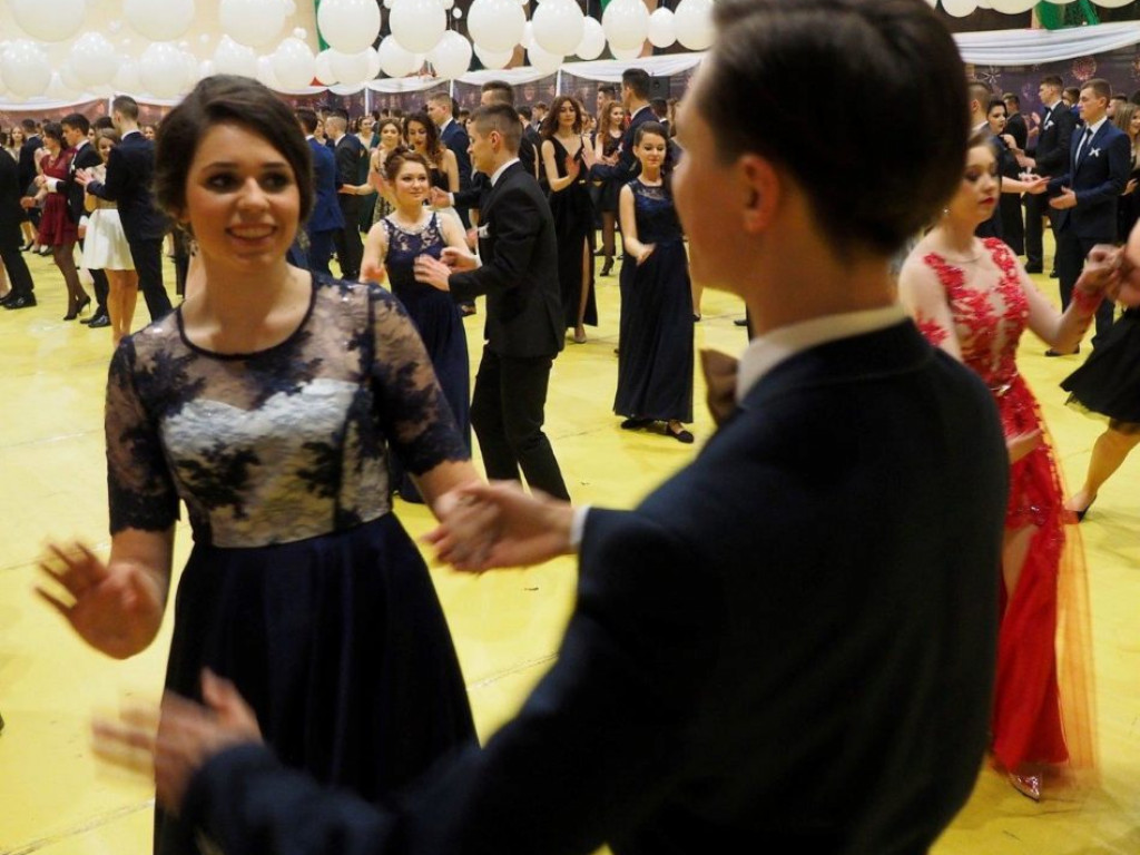 Bal na  prawie 300 par! Studniówka LO im KEN w Stalowej Woli [Zdjęcia]