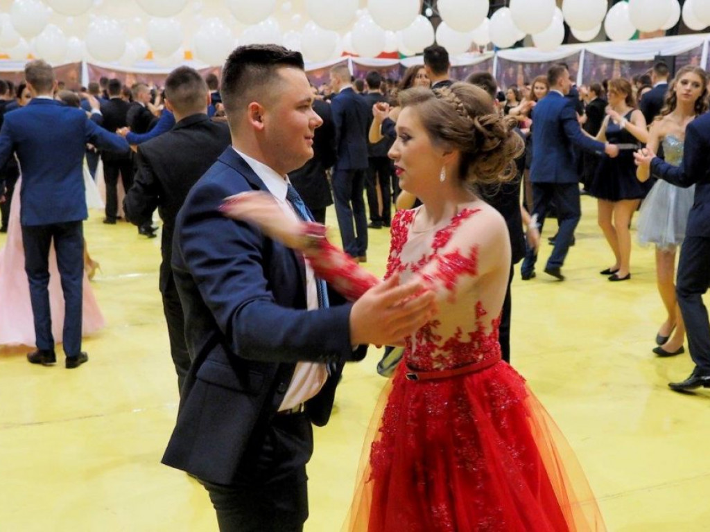 Bal na  prawie 300 par! Studniówka LO im KEN w Stalowej Woli [Zdjęcia]