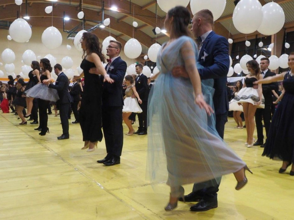 Bal na  prawie 300 par! Studniówka LO im KEN w Stalowej Woli [Zdjęcia]