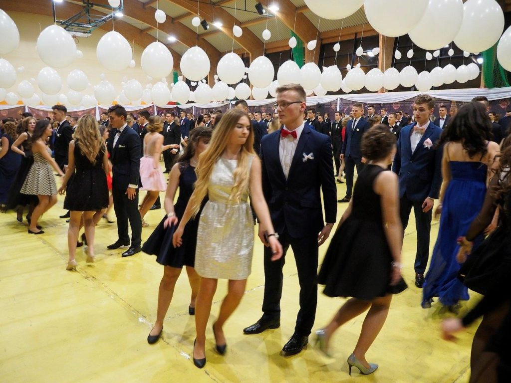 Bal na  prawie 300 par! Studniówka LO im KEN w Stalowej Woli [Zdjęcia]