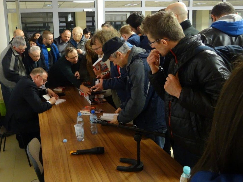 Ponad 200 osób na spotkaniu w bibliotece [Zdjęcia]