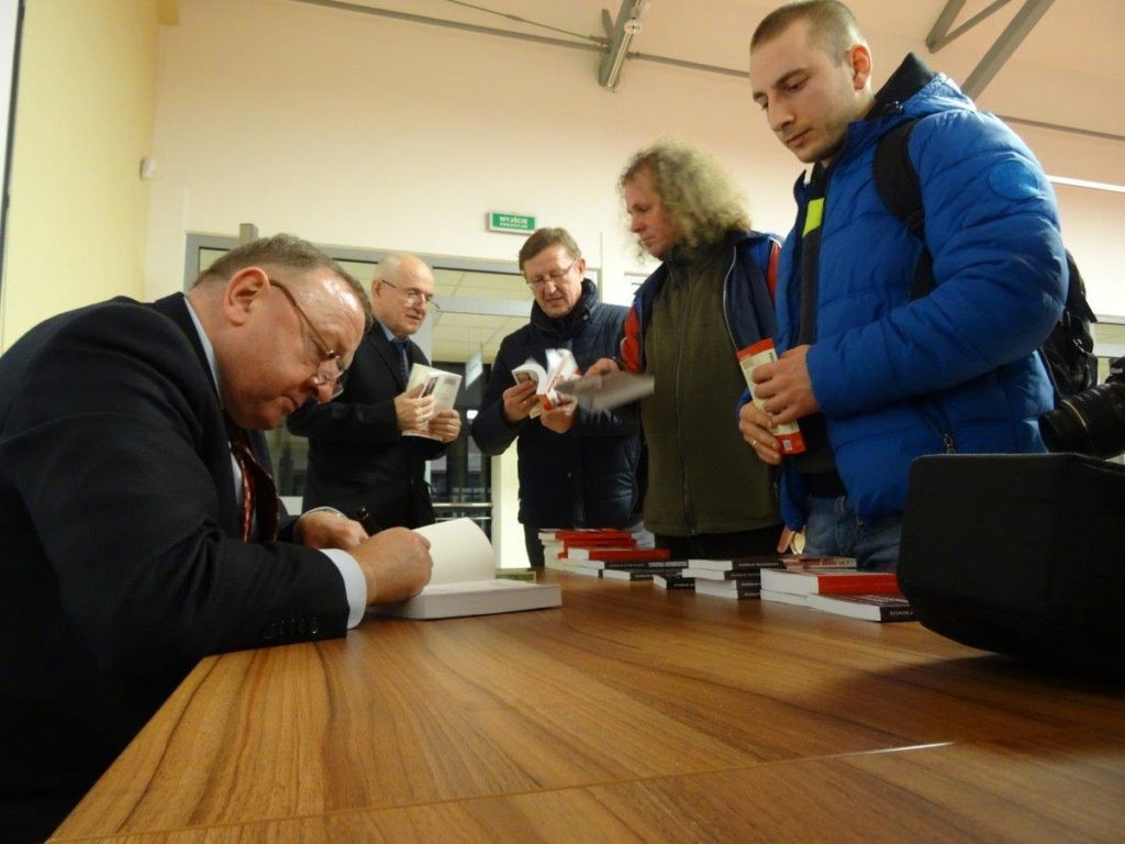 Ponad 200 osób na spotkaniu w bibliotece [Zdjęcia]
