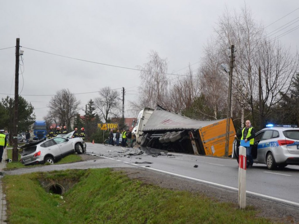 Zderzenie TIR-a z osobówką w Gorzycach [Zdjęcia]