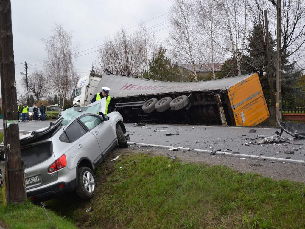Zderzenie TIR-a z osobówką w Gorzycach [Zdjęcia]