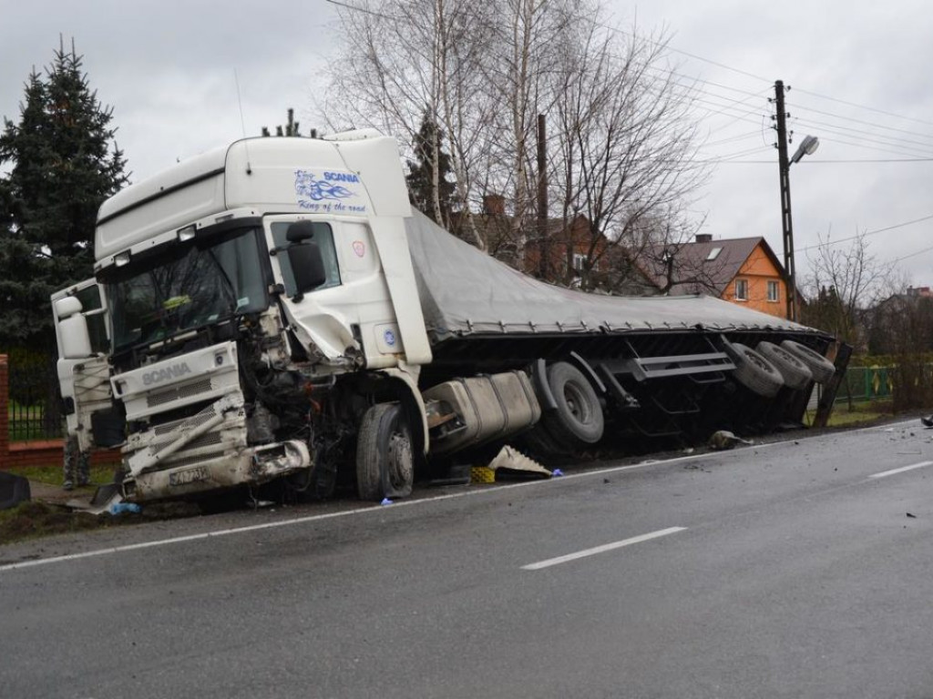 Zderzenie TIR-a z osobówką w Gorzycach [Zdjęcia]