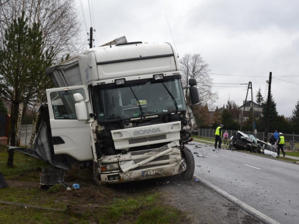 Zderzenie TIR-a z osobówką w Gorzycach [Zdjęcia]