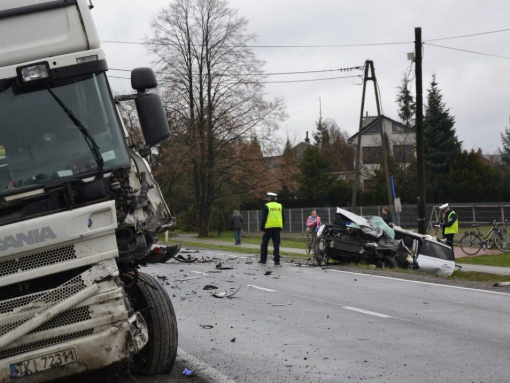 Zderzenie TIR-a z osobówką w Gorzycach [Zdjęcia]