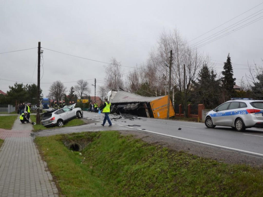 Zderzenie TIR-a z osobówką w Gorzycach [Zdjęcia]