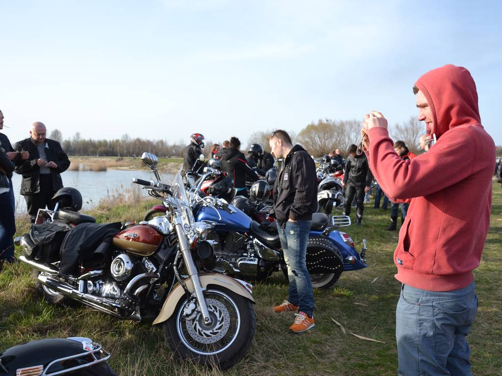 Motocykliści nad jeziorem [Zdjęcia]