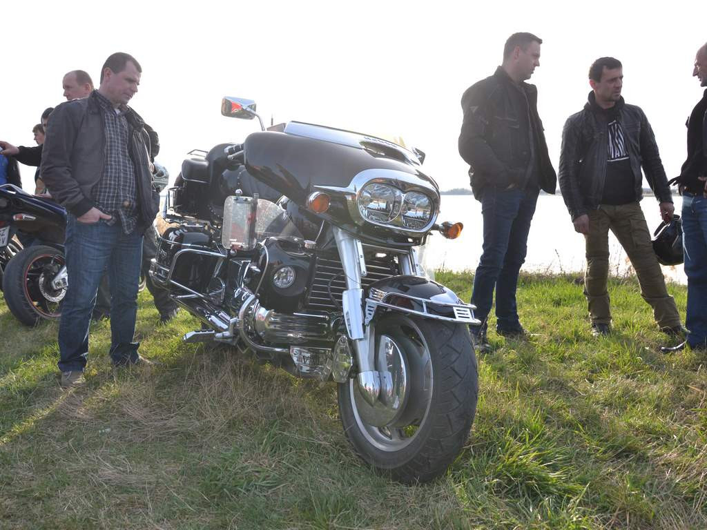 Motocykliści nad jeziorem [Zdjęcia]