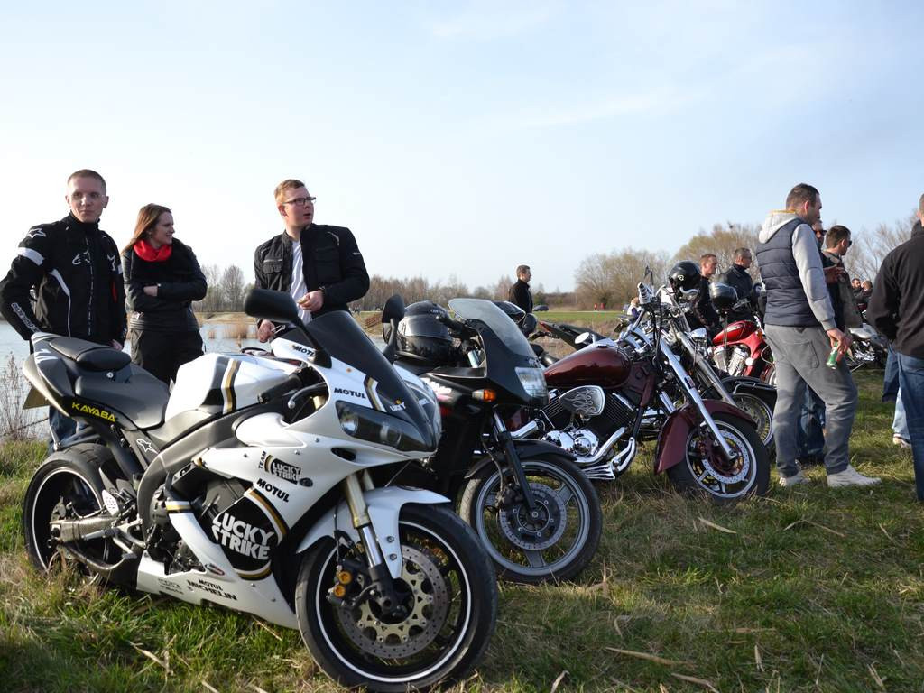 Motocykliści nad jeziorem [Zdjęcia]