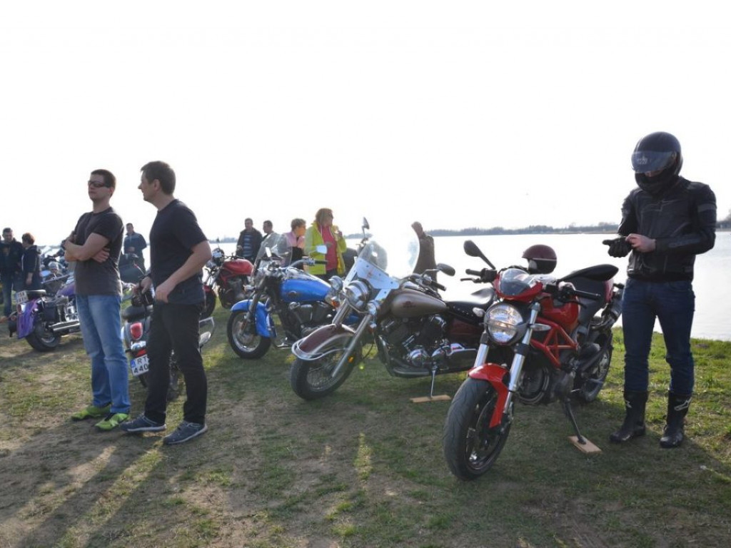 Motocykliści nad jeziorem [Zdjęcia]