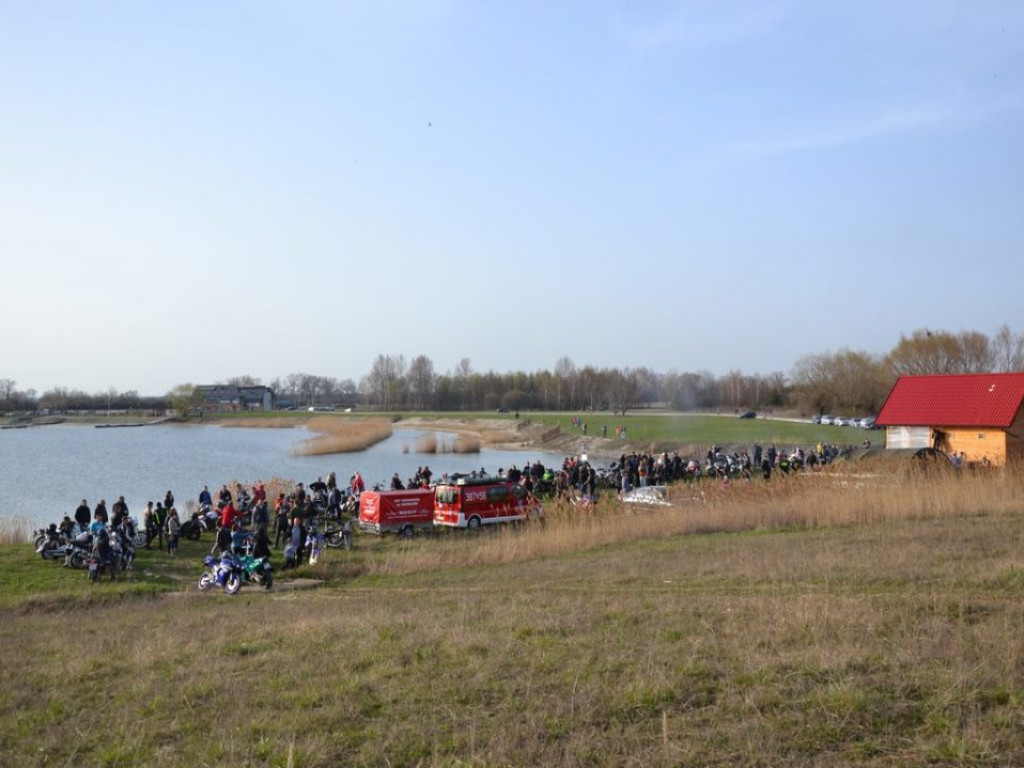 Motocykliści nad jeziorem [Zdjęcia]