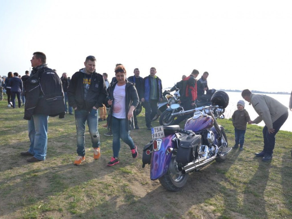 Motocykliści nad jeziorem [Zdjęcia]
