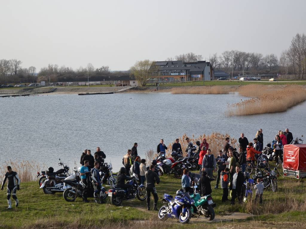 Motocykliści nad jeziorem [Zdjęcia]