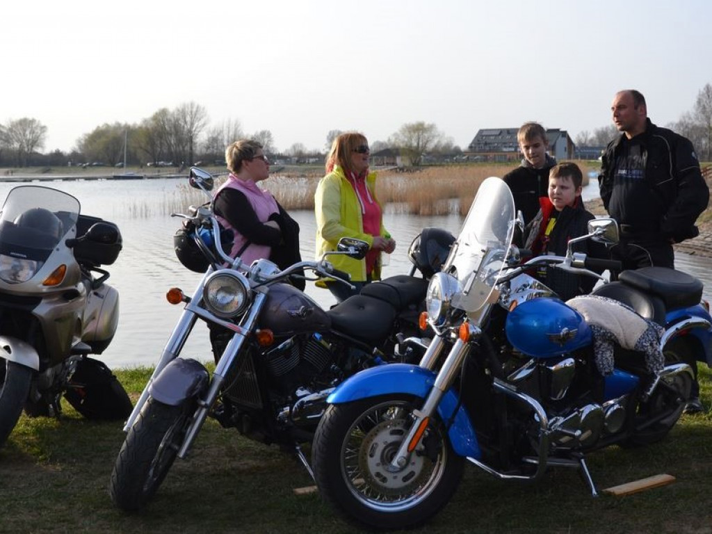 Motocykliści nad jeziorem [Zdjęcia]