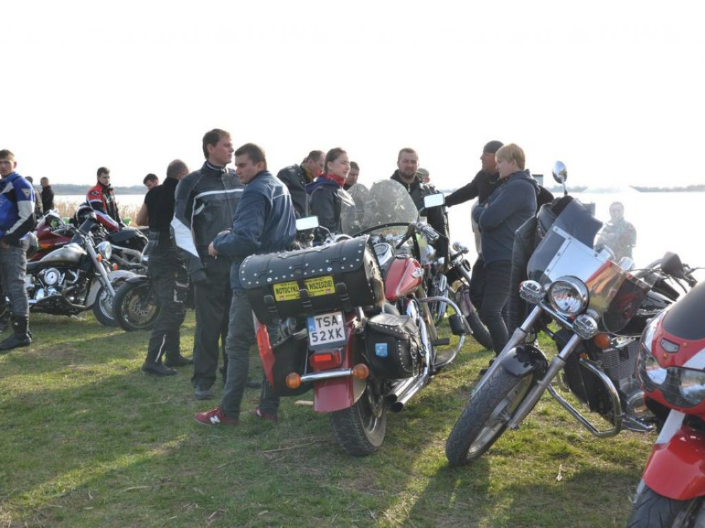 Motocykliści nad jeziorem [Zdjęcia]