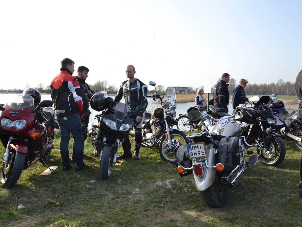 Motocykliści nad jeziorem [Zdjęcia]