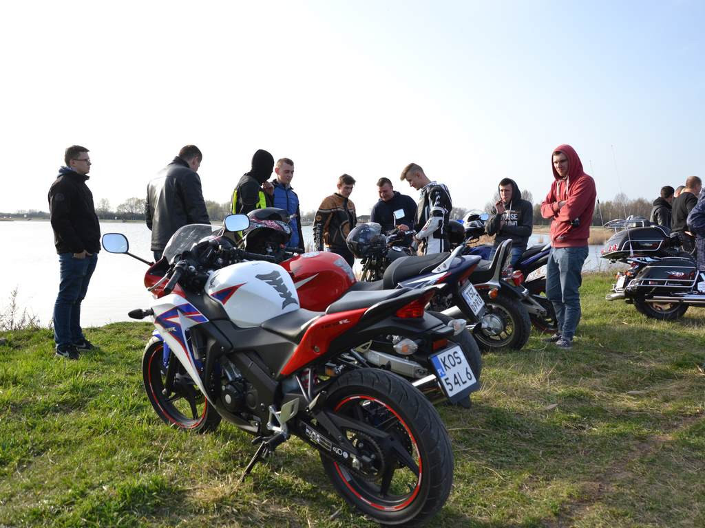 Motocykliści nad jeziorem [Zdjęcia]