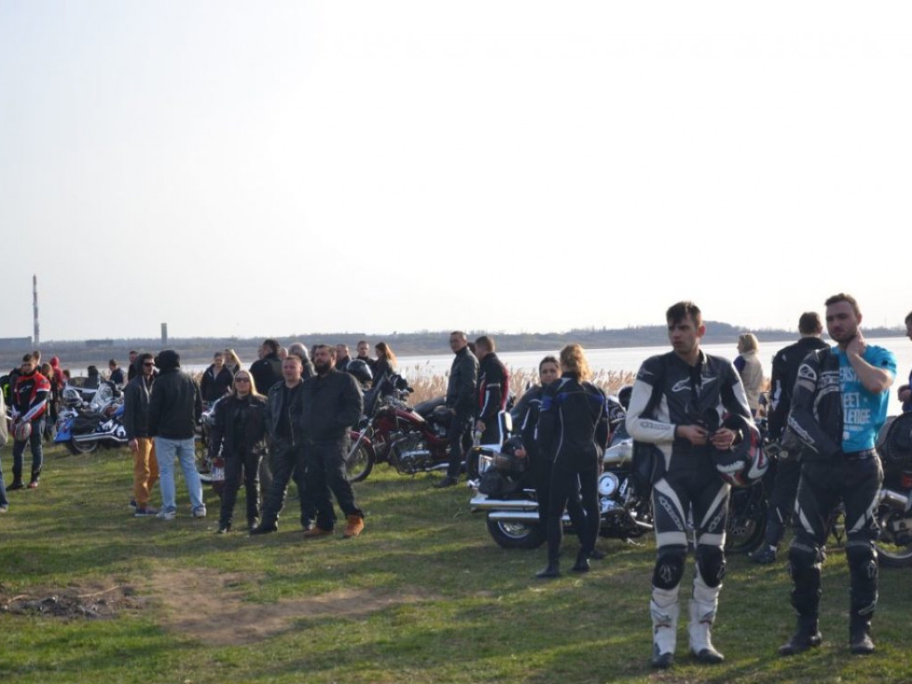 Motocykliści nad jeziorem [Zdjęcia]