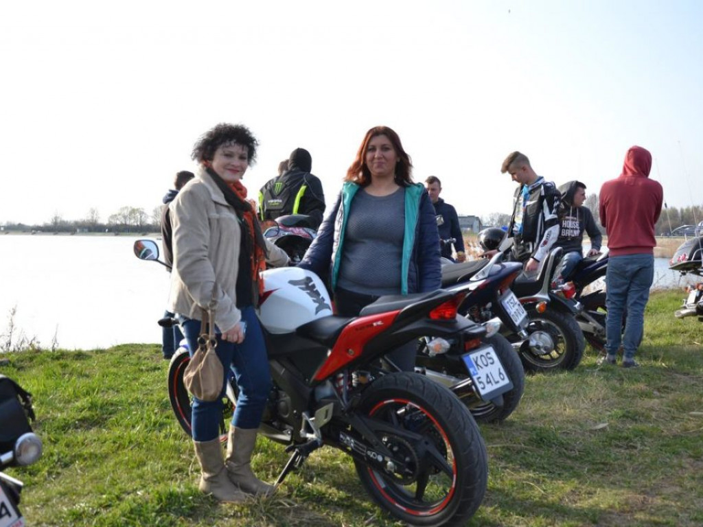 Motocykliści nad jeziorem [Zdjęcia]