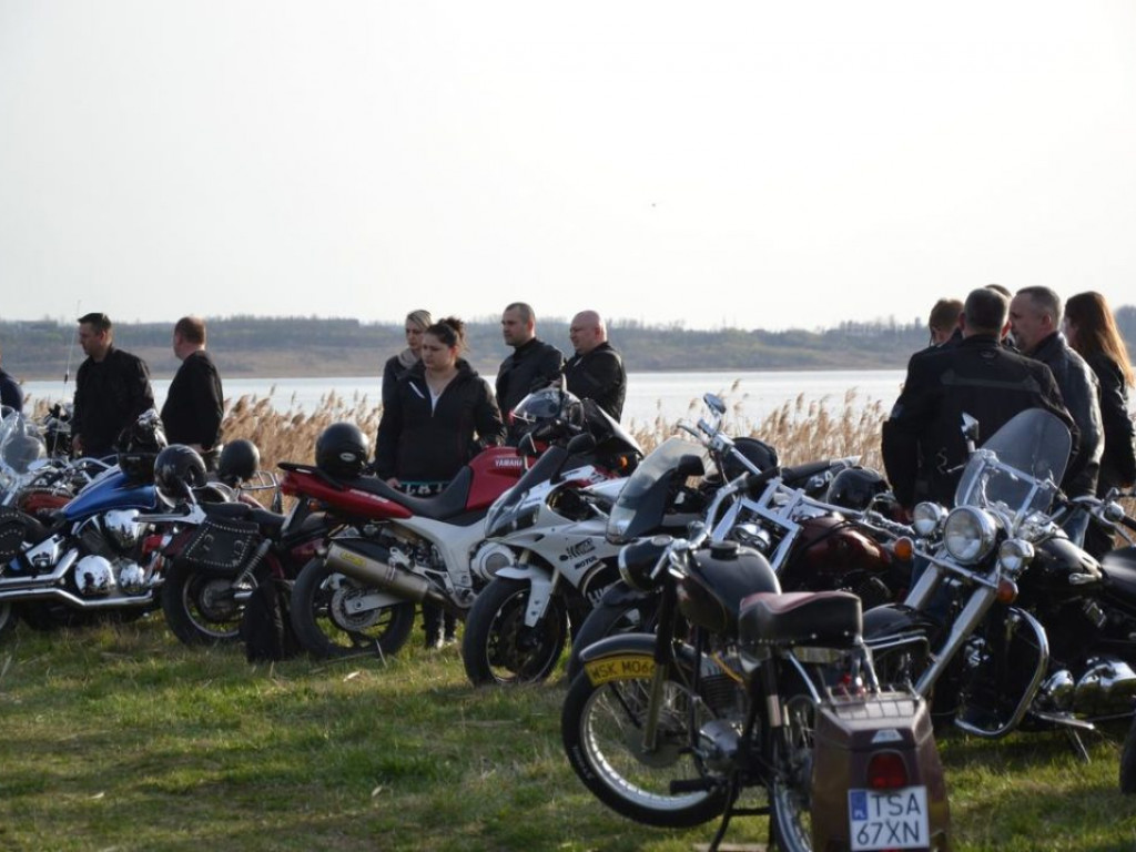 Motocykliści nad jeziorem [Zdjęcia]