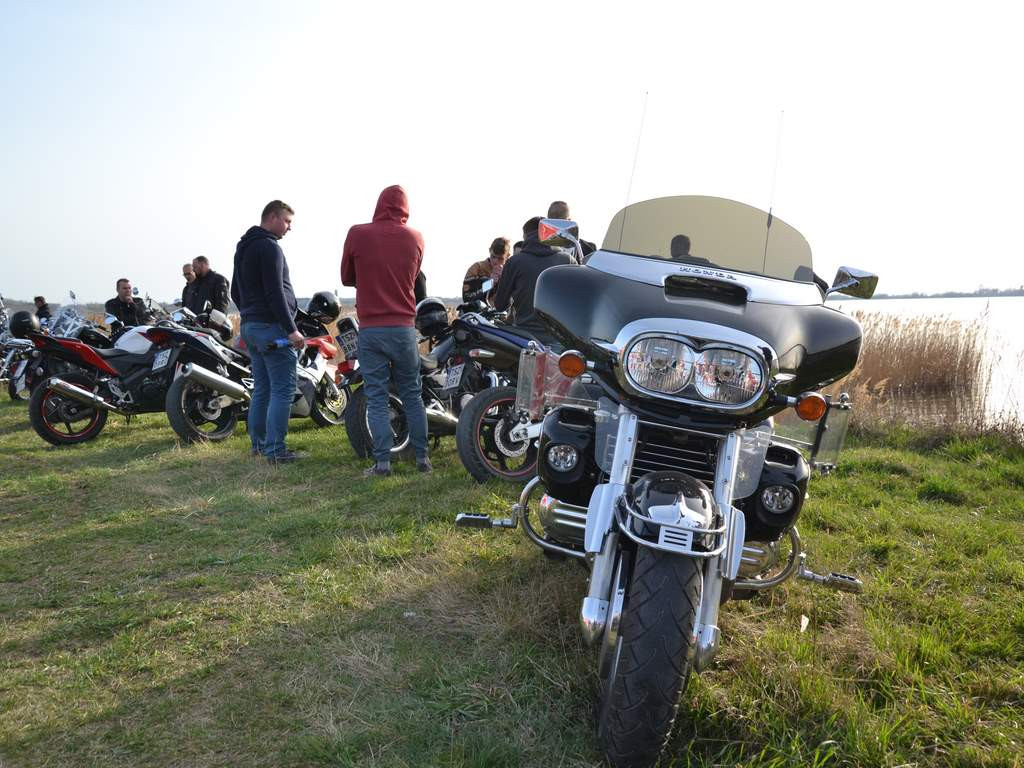 Motocykliści nad jeziorem [Zdjęcia]