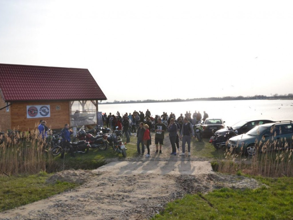 Motocykliści nad jeziorem [Zdjęcia]
