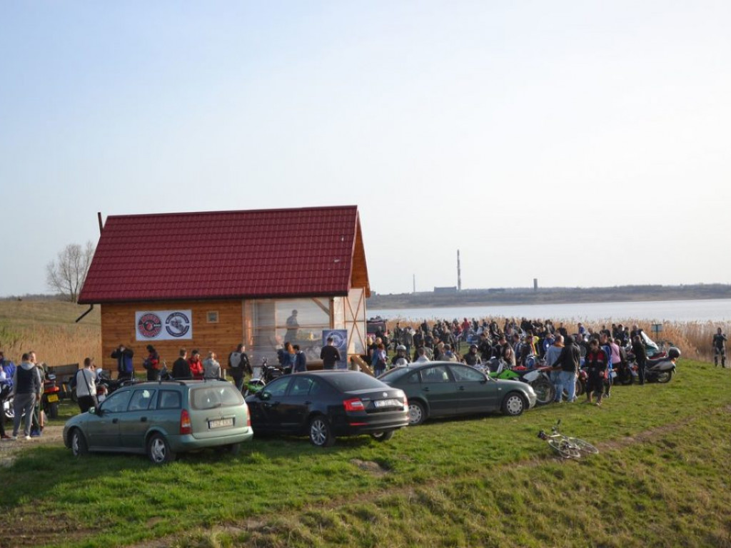 Motocykliści nad jeziorem [Zdjęcia]