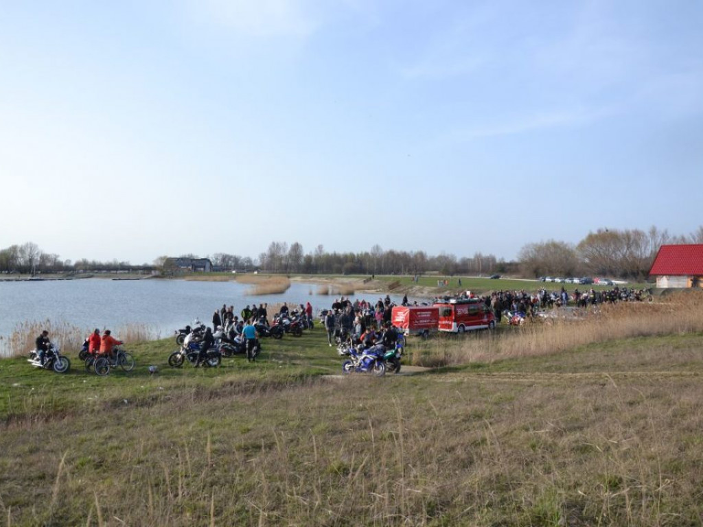 Motocykliści nad jeziorem [Zdjęcia]