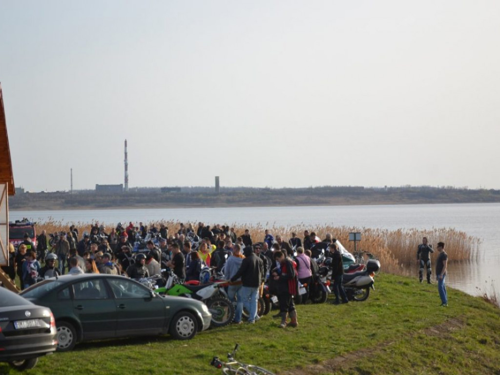 Motocykliści nad jeziorem [Zdjęcia]